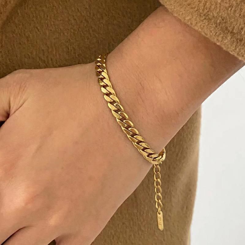 Gold Stainless Steel Cuban Chain Bracelet With Vacuum Plating Of 18k Gold For A Luxurious And Color-preserving Finish.