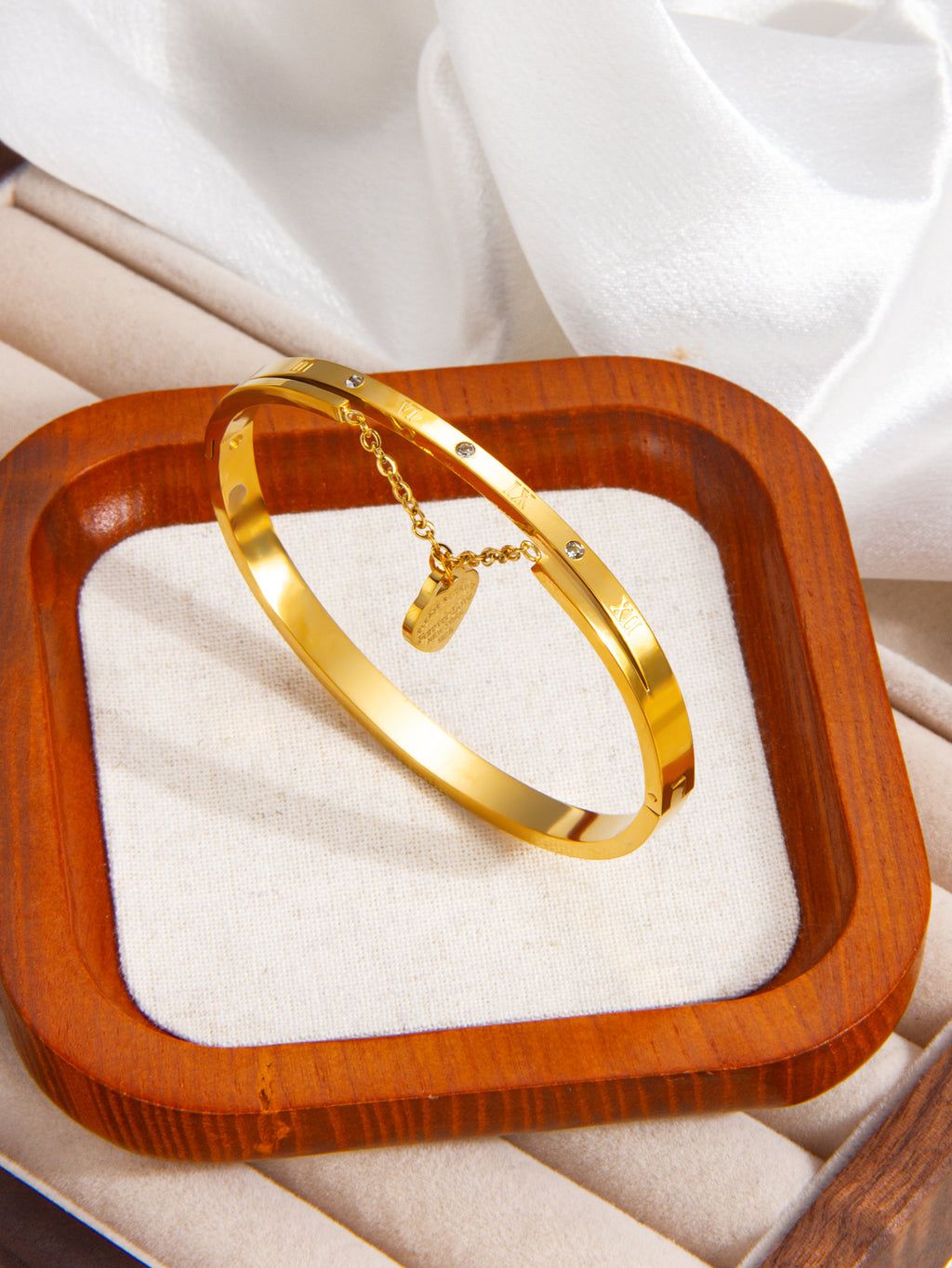 Gold Titanium Steel Diamond-encrusted Round Bracelet