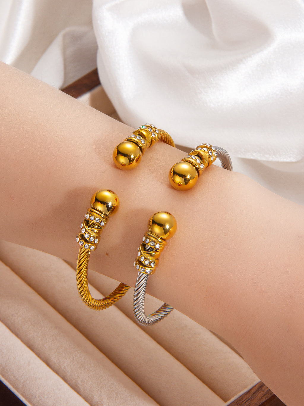 Two-tone Titanium Steel Diamond-encrusted Round Bracelet