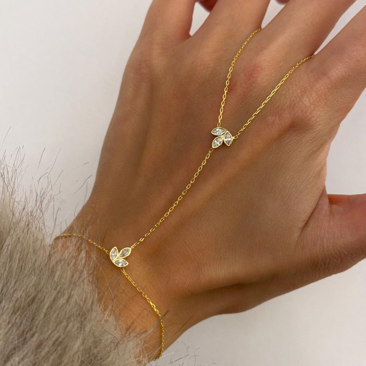 Style 1 Stainless Steel Diamond-encrusted Finger Bracelet
