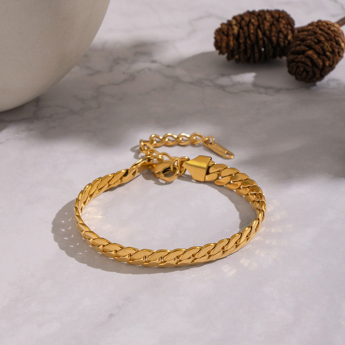 Gold Stainless Steel Cuban Chain Bracelet With Vacuum Plating Of 18k Gold For A Luxurious And Color-preserving Finish.