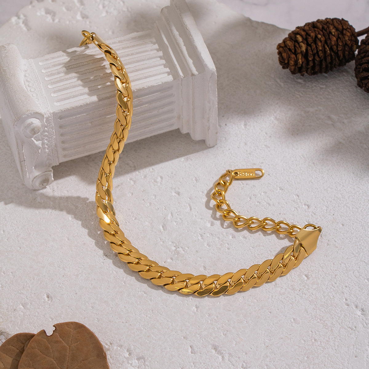 Gold Stainless Steel Cuban Chain Bracelet With Vacuum Plating Of 18k Gold For A Luxurious And Color-preserving Finish.