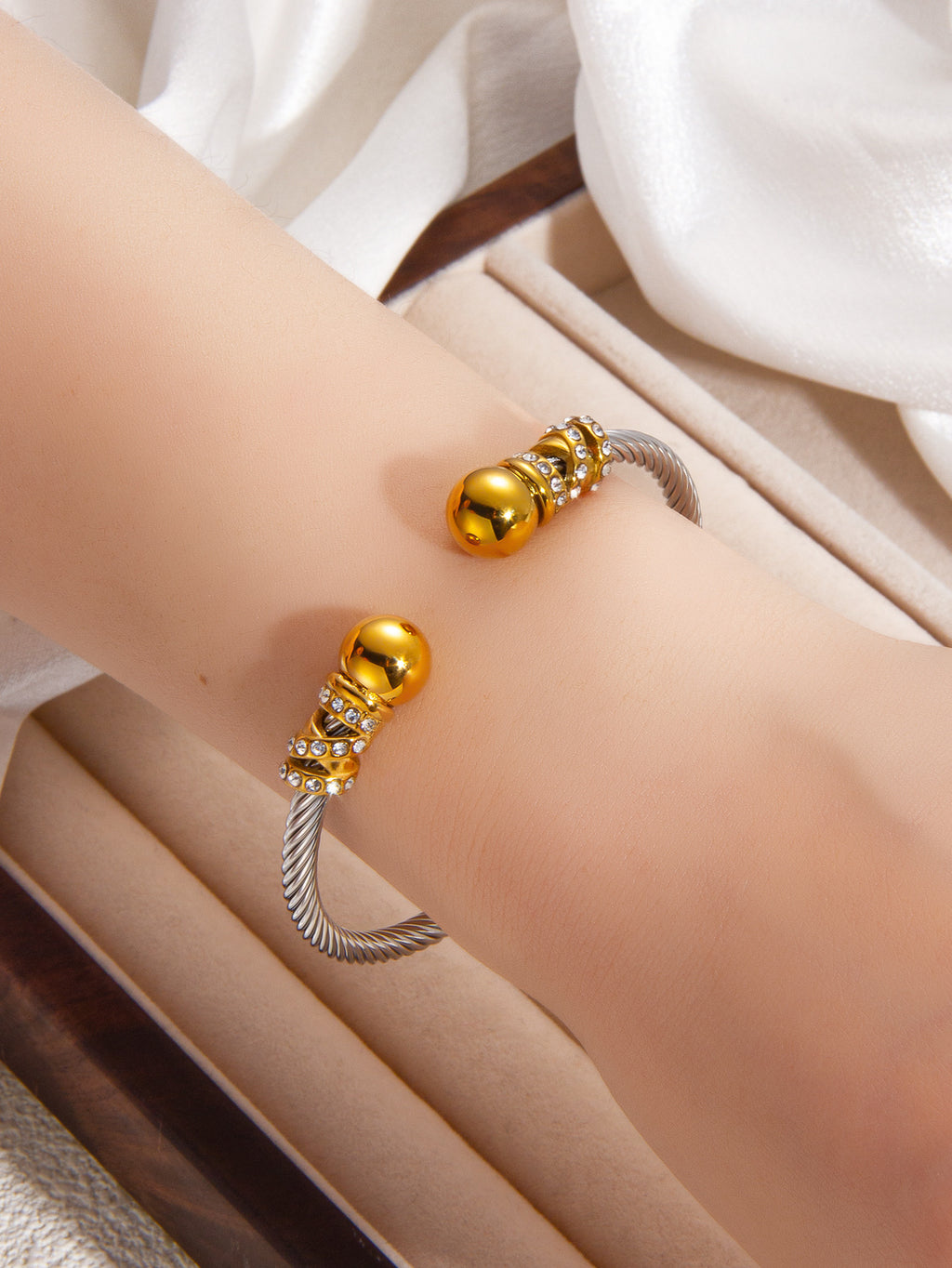 Two-tone Titanium Steel Diamond-encrusted Round Bracelet