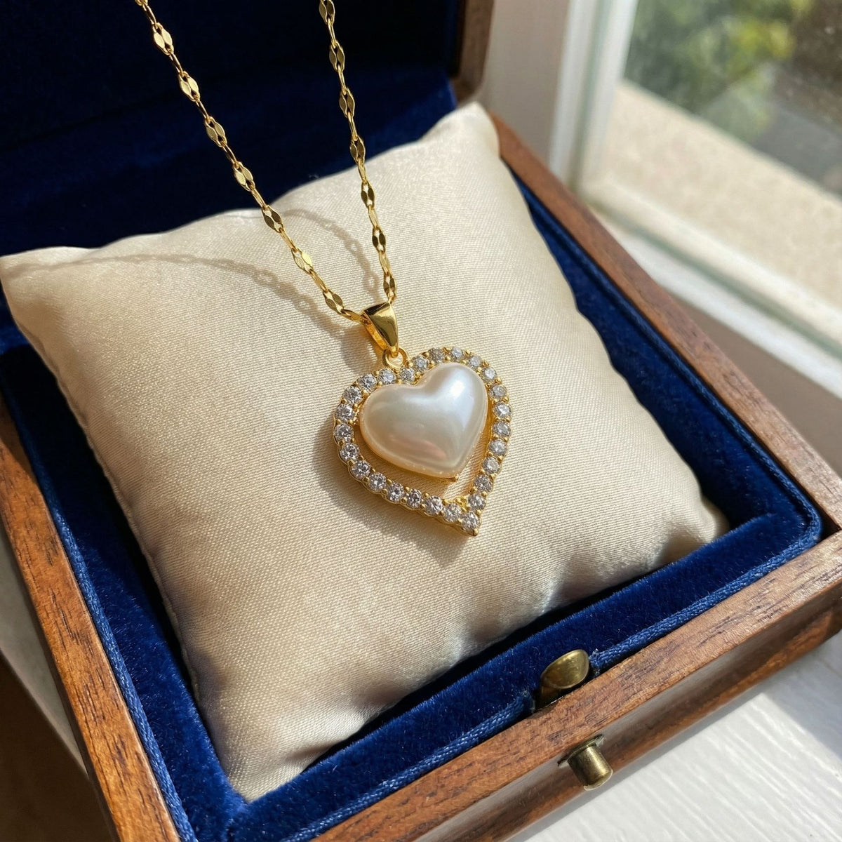 Gold Stainless Steel Diamond-encrusted Heart-shaped Pearl Necklace