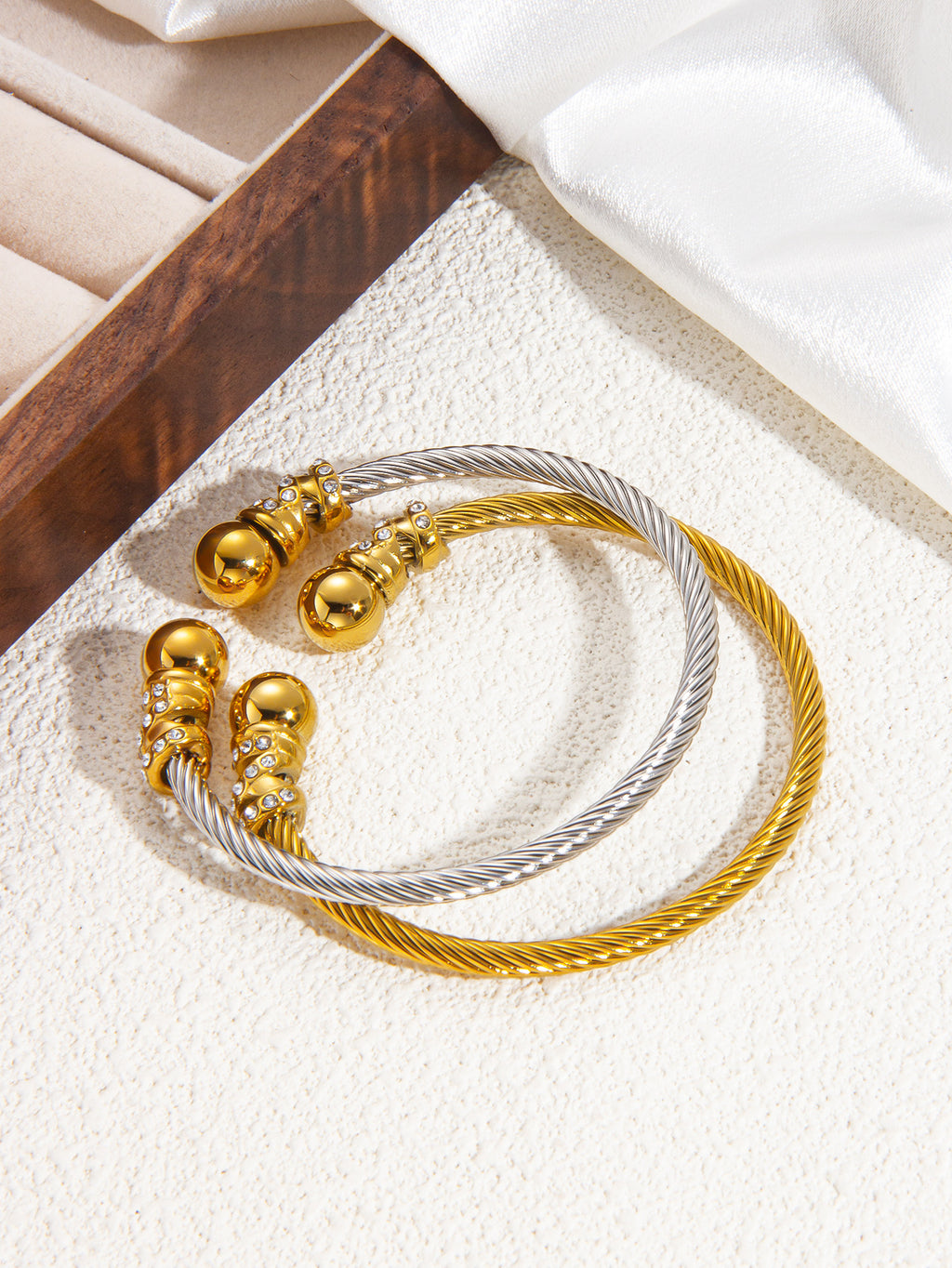 Two-tone Titanium Steel Diamond-encrusted Round Bracelet
