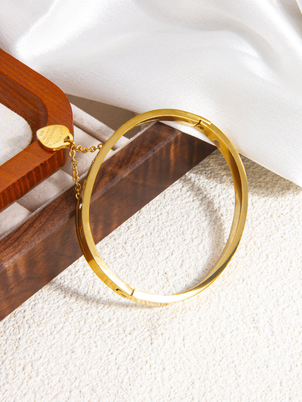 Gold Titanium Steel Diamond-encrusted Round Bracelet