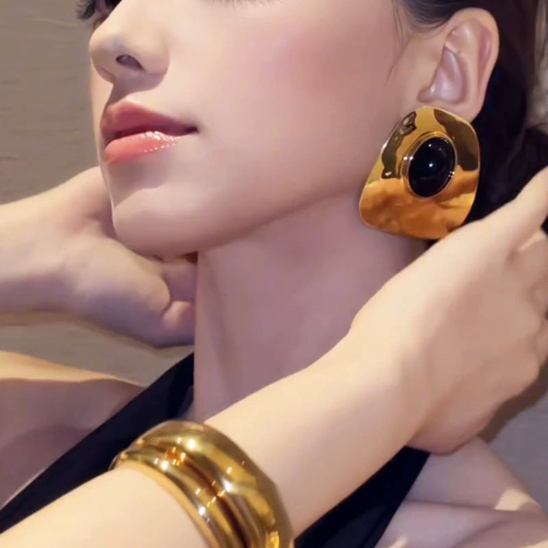 Black Pair Alloy Textured Geometric Earrings