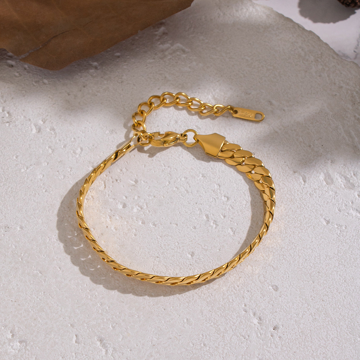Gold Stainless Steel Cuban Chain Bracelet With Vacuum Plating Of 18k Gold For A Luxurious And Color-preserving Finish.