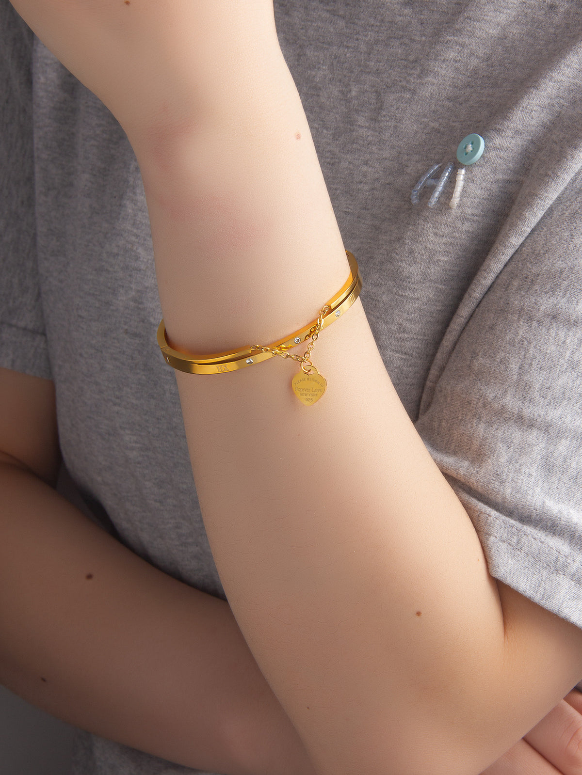 Gold Titanium Steel Diamond-encrusted Round Bracelet