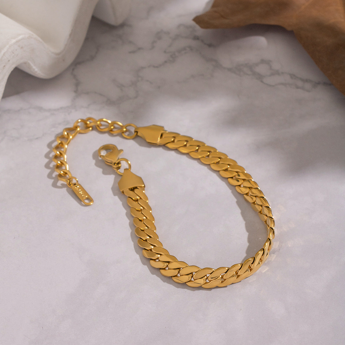 Gold Stainless Steel Cuban Chain Bracelet With Vacuum Plating Of 18k Gold For A Luxurious And Color-preserving Finish.